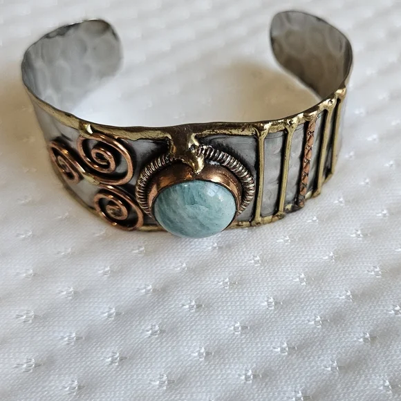 Turquoise and hammered brass bracelet clasp - Picture 5 of 7
